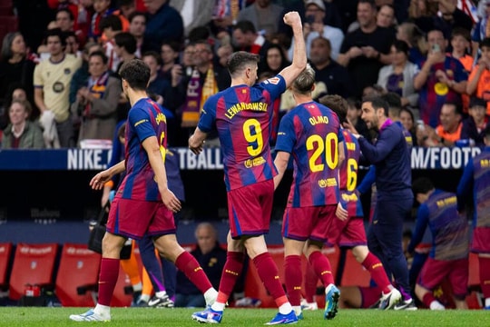 Barcelona ngược dòng hạ Atletico Madrid 2-1: Lewandowski và Rashford rực sáng