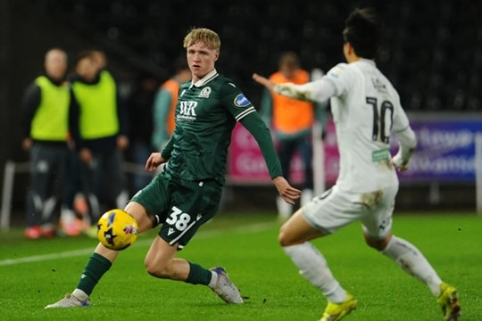 MU săn đón trung vệ 19 tuổi Tom Atcheson: Toan tính sửa sai thương vụ Adam Wharton