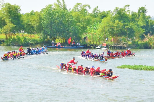 Rộn ràng đua thuyền truyền thống lễ hội Quán Thế Âm