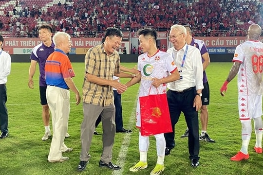 V-League 2025/26: Hải Phòng thắng kịch tính nhận thưởng tỷ đồng, HLV Popov chỉ trích VAR