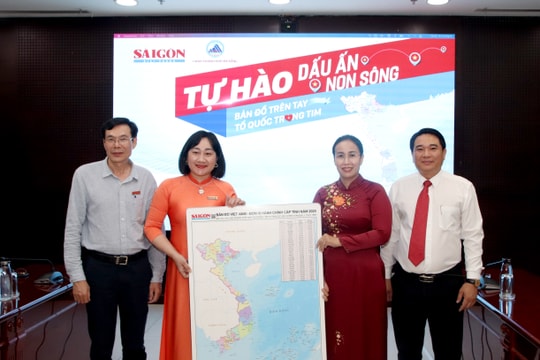 Báo Sài Gòn Giải Phóng tặng Đà Nẵng 25 tấm bản đồ Việt Nam - đơn vị hành chính cấp tỉnh