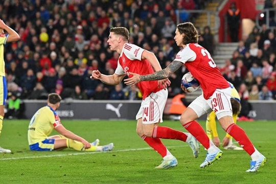 Arsenal vẫn nắm 97% cơ hội vô địch Ngoại hạng Anh bất chấp cú sảy chân tại các giải cúp