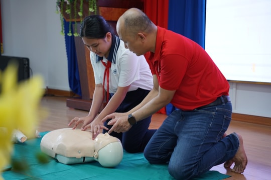 Lợi ích "kép" khi giáo viên và học sinh học kỹ năng cấp cứu