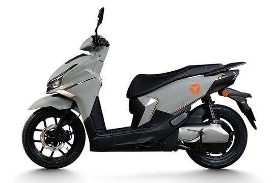Yadea Velax H Plus: Xe máy điện thể thao sở hữu pin LFP đi được 163 km