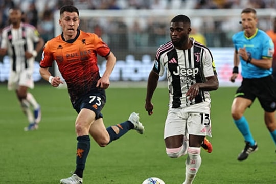 Juventus đánh bại Genoa 2-0: Áp sát top 4 Serie A kịch tính