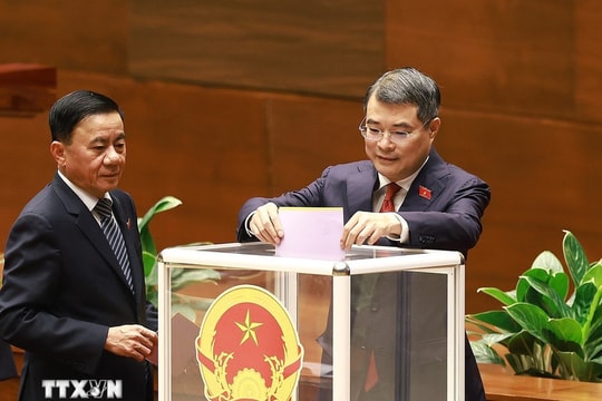 Thông qua Nghị quyết bầu Thủ tướng Chính phủ khóa XVI