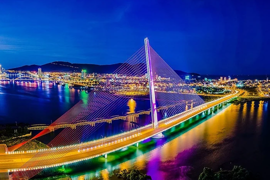 Da Nang: Tracing time through bridges spanning Han River