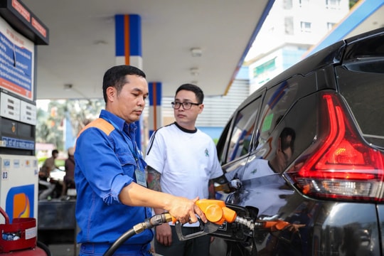 Giá xăng dầu chiều nay 8/4 giảm mạnh: Giá xăng RON95 còn 26.536 đồng/lít