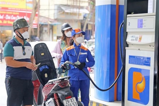 Giá xăng dầu trong nước đồng loạt đi xuống, xăng RON95-III giảm 440 đồng/lít