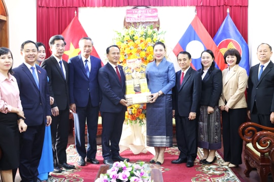 Lãnh đạo thành phố chúc mừng Tổng Lãnh sự quán Lào tại Đà Nẵng nhân dịp Tết cổ truyền Bunpimay