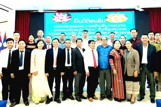 Lãnh đạo 3 xã biên giới Đà Nẵng chúc Tết Bunpimay tại huyện Đắc Chưng (Lào)