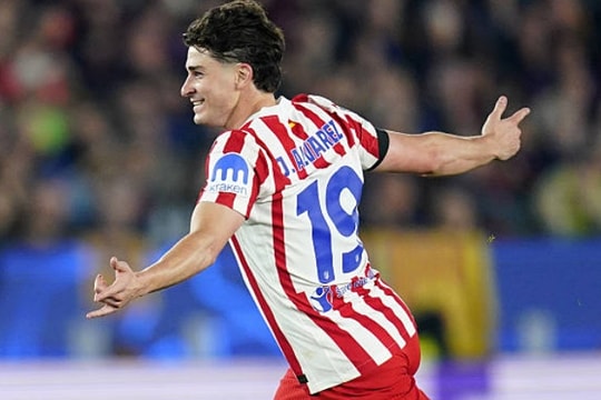 Julian Alvarez rực sáng giúp Atletico Madrid hạ gục Barcelona ngay tại Camp Nou