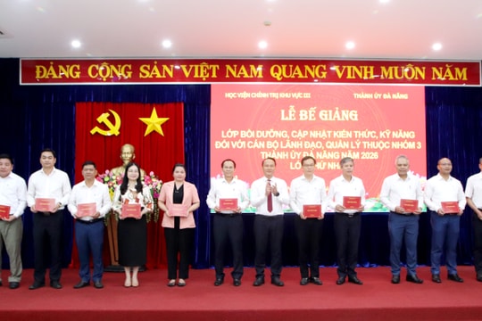 Bế giảng lớp bồi dưỡng, cập nhật kiến thức, kỹ năng đối với cán bộ lãnh đạo, quản lý thuộc nhóm 3
