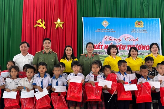 Tặng quà học sinh Trường Phổ thông dân tộc bán trú Tiểu học Nam Giang 2