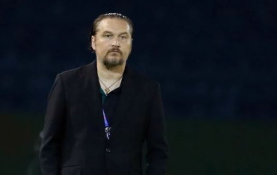 HLV Velizar Popov thoát án phạt kỷ luật sau phát ngôn công kích trọng tài FIFA