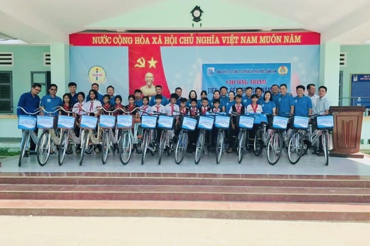 Tiếp sức học trò nghèo đến trường