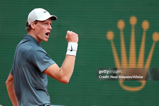 Jannik Sinner phô diễn sức mạnh áp đảo Alexander Zverev để giành vé vào chung kết Monte Carlo 2026