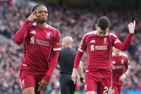 Liverpool hạ Fulham 2-0: Rio Ngumoha đi vào lịch sử, The Kop áp sát Top 4