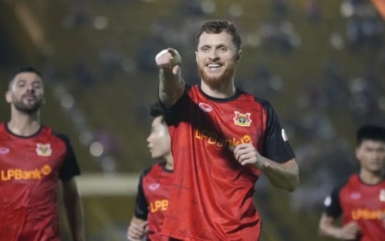 Văn Thuận tỏa sáng phút 90+5 giúp Ninh Bình hạ Becamex TPHCM 2-1