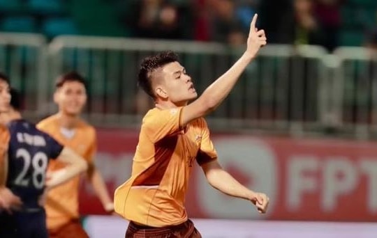 Đinh Quang Kiệt vô hiệu hóa Nguyễn Xuân Son giúp HAGL hạ gục nhà vô địch Nam Định