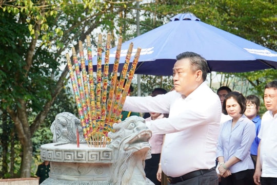 Chủ nhiệm Ủy ban Kiểm tra Trung ương Trần Sỹ Thanh dâng hương tại Bia di tích Ban Kiểm tra Khu ủy Khu V