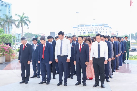 Đoàn đại biểu HĐND thành phố Đà Nẵng dâng hương tưởng niệm các anh hùng liệt sĩ