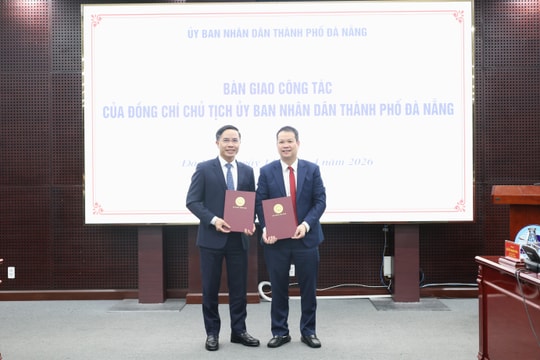 Chủ tịch UBND thành phố Đà Nẵng Nguyễn Mạnh Hùng tiếp nhận bàn giao công việc