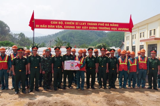 Động viên cán bộ, chiến sĩ tham gia xây dựng trường học tại các xã biên giới