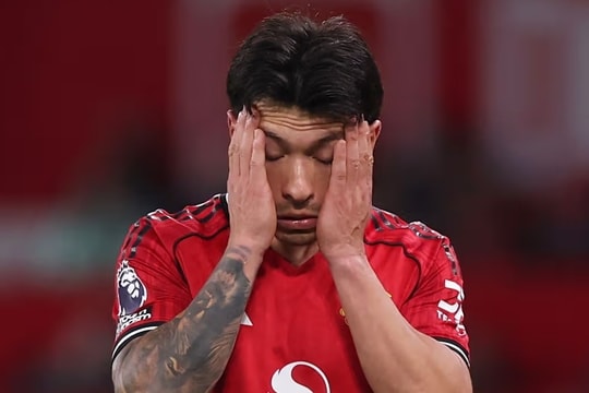 Carragher và Carrick chỉ trích tấm thẻ đỏ của Lisandro Martinez sau pha kéo tóc