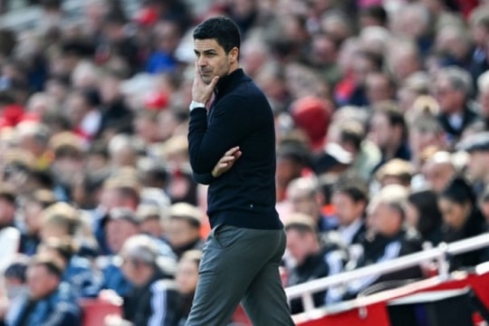 Arsenal hụt hơi trong cuộc đua vô địch sau thất bại trước Bournemouth