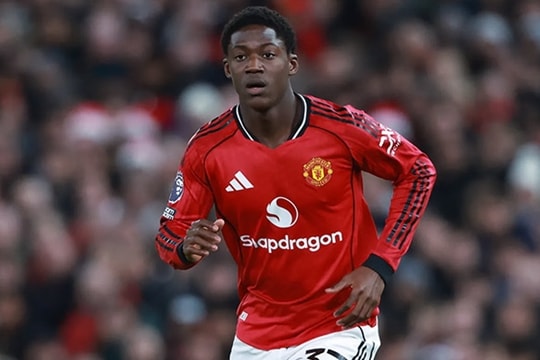 MU gục ngã 1-2 trước Leeds: Hệ thống của Michael Carrick vỡ vụn khi thiếu Kobbie Mainoo