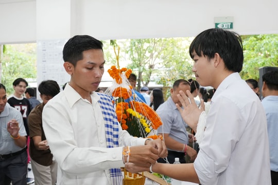 Vietnam - Laos friendship shines through Bunpimay celebrations