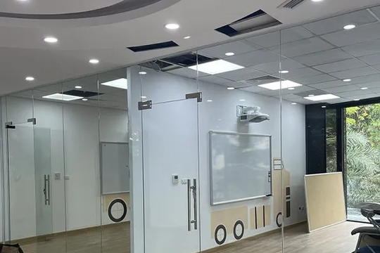 Thi công cửa kính cường lực chất lượng cao tại Việt Phong