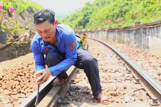 Giữ bình yên những chuyến tàu Bắc - Nam: Những bước chân thầm lặng