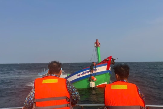 Cứu kịp thời 2 thuyền viên tàu cá bị chìm trên vùng biển Đà Nẵng