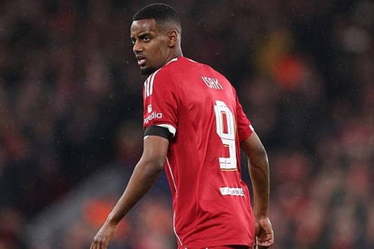 Liverpool bị loại khỏi Champions League: Arne Slot trả giá vì canh bạc Alexander Isak