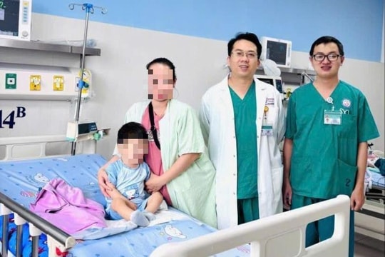 Bé 2 tuổi nguy kịch vì nuốt nhầm hóa chất từ đồ học của anh trai