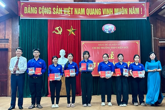 Chi bộ trường THPT Hiệp Đức kết nạp 7 học sinh ưu tú vào Đảng tại địa chỉ đỏ