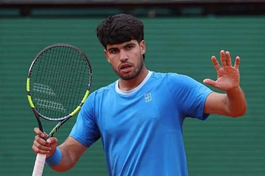 Alcaraz rút lui khỏi Barcelona Open 2026 vì chấn thương cổ tay nghiêm trọng