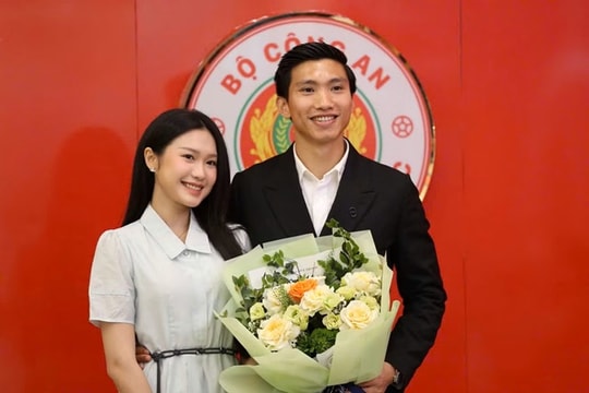 Đoàn Văn Hậu gia hạn 3 năm với CLB CAHN, xuất hiện cùng vợ giữa bão dư luận