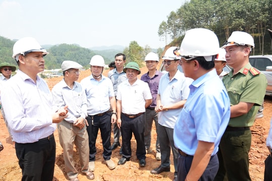 Phó Chủ tịch Thường trực UBND thành phố Hồ Kỳ Minh kiểm tra tiến độ thi công trường nội trú tại xã Avương