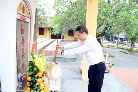 Chủ tịch UBND thành phố Nguyễn Mạnh Hùng dâng hương các anh hùng nghĩa sĩ tại Nghĩa trủng Hòa Vang