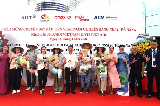 220 Russian tourists arrive in Da Nang on first flight linking Vladivostok