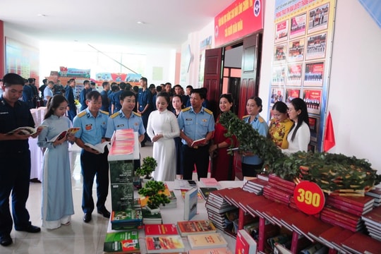 Sư đoàn Phòng không 375 xây dựng thói quen đọc sách trong cán bộ, chiến sĩ đơn vị