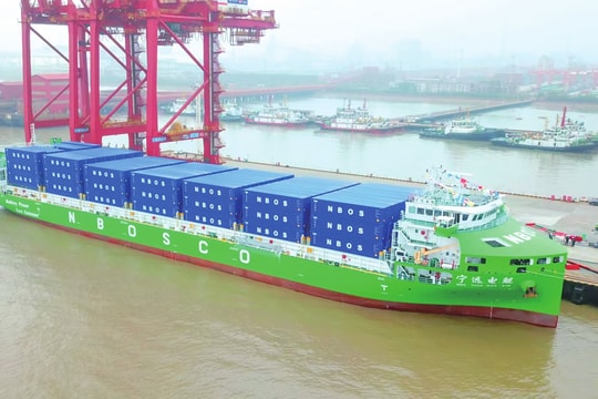 Tàu container chạy bằng điện lớn nhất thế giới ra khơi