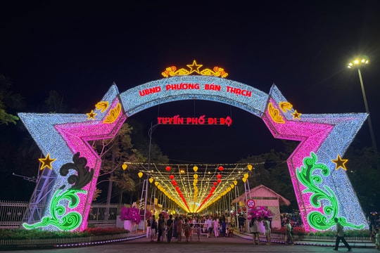 Ban Thach Pedestrian Street bustles with visitors