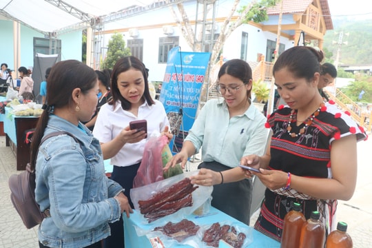 Phụ nữ xã La Dêê tìm cách thoát nghèo