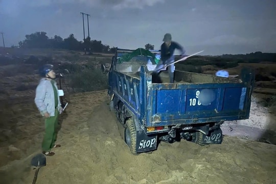 Quyết liệt xử lý tình trạng khai thác cát trái phép ven sông
