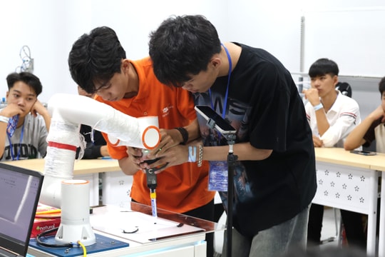 Hơn 600 học sinh THPT Đà Nẵng trải nghiệm nghề nghiệp tại “Touch the future”