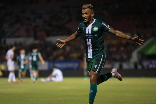 Alex Sandro tỏa sáng, Trường Tươi Đồng Nai thắng đậm Quảng Ninh 3-0 để giữ vững ngôi đầu